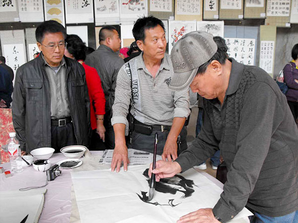 吉林市豐滿靠山屯漁村-多功能大廳承接書畫展現(xiàn)場(chǎng)