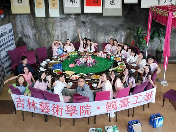 吉林市豐滿靠山屯漁村-能容納30人同時(shí)就餐的大桌