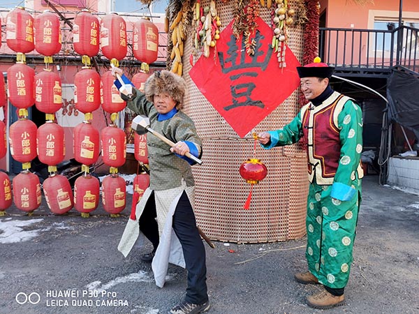 靠山屯漁村店內(nèi)民族服飾美拍012