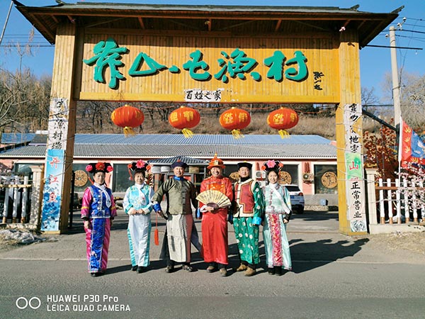 靠山屯漁村店內民族服飾美拍001